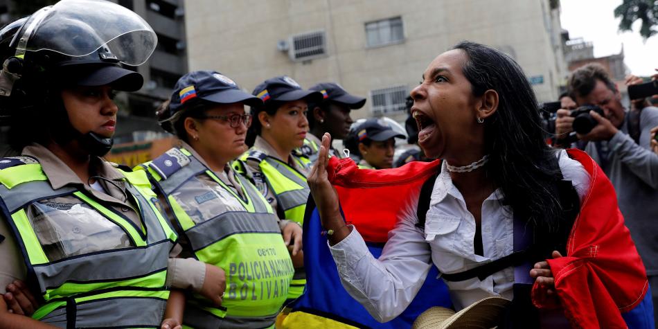 ELTIEMPO's tweet photo. Mujeres venezolanas marchan contra la ‘represión’ y ‘por la paz’ https://t.co/vToWwQzDFg https://t.co/Ni5wnnlqcW