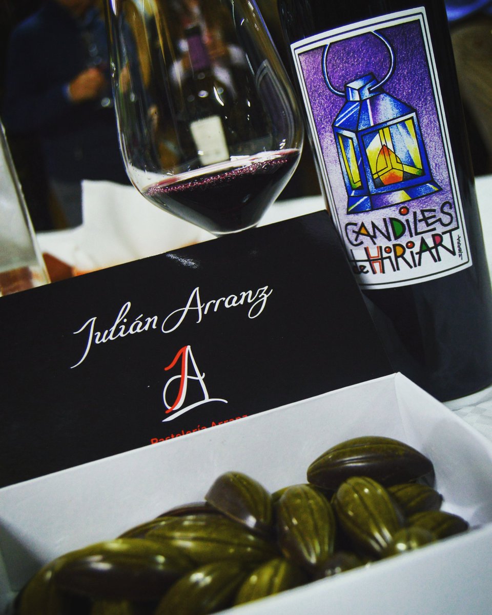 JesusPilar79's tweet photo. Maridaje Perfecto en la @BodegaHiriart bombones aceite de oliva de @julian_arranz y #CandilesdeHiriart @DOCigales https://t.co/VPlVd23tbV