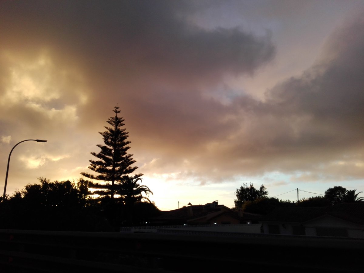 purpura114jat's tweet photo. Los paisajes espectaculares no tienen precio🌓 #AtardecerMágico #MeEncantanLosAtardeceres #ContrasteNatural #Tenerife #IslasCanarias https://t.co/LJUtscJGep
