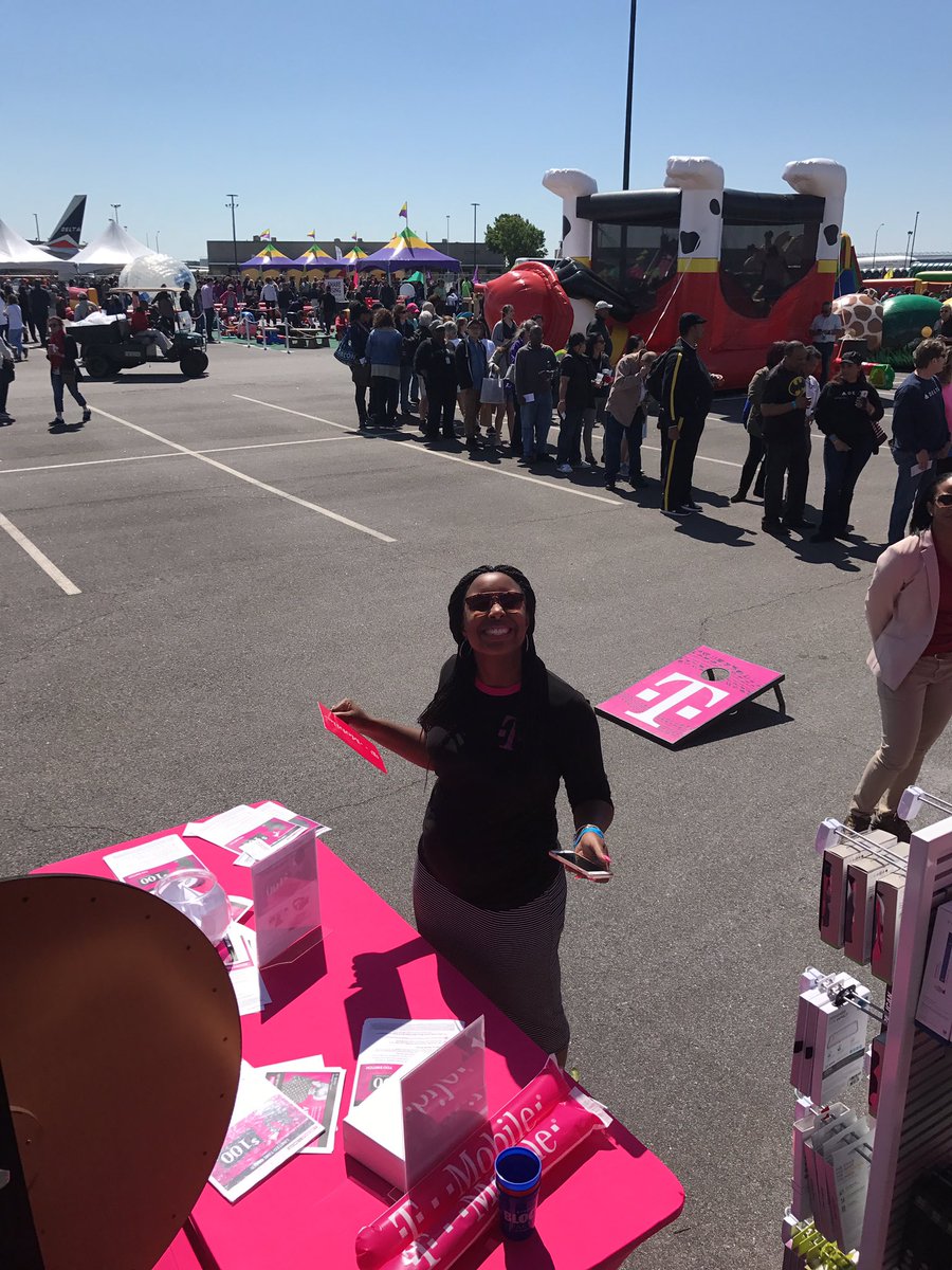 TMODaCreek's tweet photo. Delta Block Party w/ T-Mobile #PartnershipThatWork 🤝@PoloTimbo @AaronTOmar @jboy1724 @shelyndsey #magentaLife #WeLoveWhatWeDo https://t.co/aj5gaJEoPO