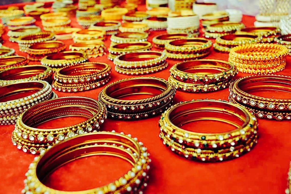 _HarshalPatil_'s tweet photo. #streetphotography #goldenbangles #pune #street #photography #photographer #harshalpatilphotography https://t.co/4ApM5WkzEh