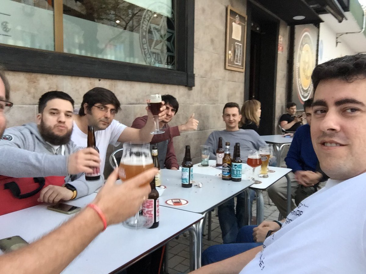 jecaestevez's tweet image. #Opensouthcode beers con @lemoncoders y CIA