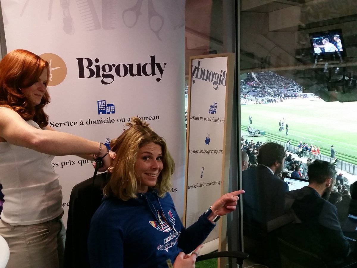 annesobarthet's tweet photo. La #betclicsuite a trouvé la formule ideale: REGARDER DU FOOT EN SE FAISANT COIFFER...pt girly Numero2!.@bigoudy_actu https://t.co/G46J5VubyS