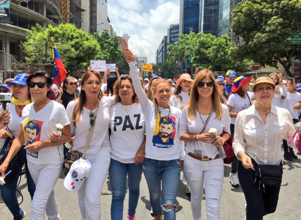 Women in #Venezuela dress like Cuban "Damas de Blanco" to marches nationwide bit.ly/2qOnXfp https://t.co/32zeCnfAHE