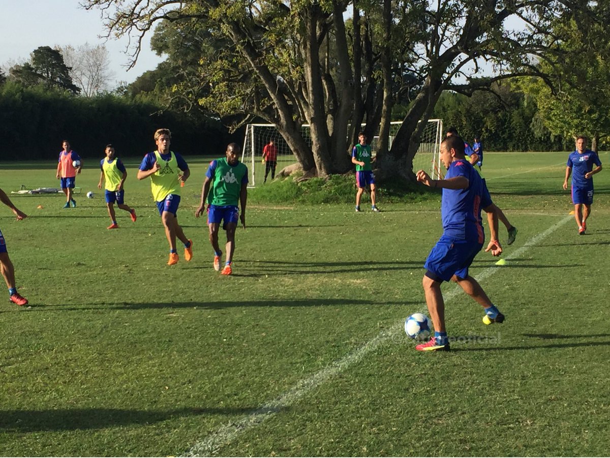 catigreoficial's tweet photo. #TIGRE Quienes jugaron vs Talleres realizan ejercicios regenerativos. El resto, trabajos con pelota en espacios reducidos 🏃🏻⚽️ https://t.co/NO32p1qKid