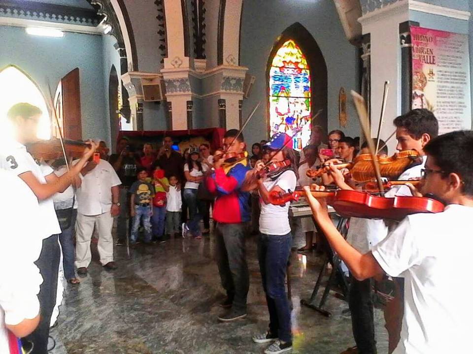 Orqjuangriego's tweet photo. Homenaje a Armando Cañizales en la Basílica Nuestra Señora del Valle. #UnMinutoDeSilencio #ArmandoCañizales #ElSistemaEstaDeLuto https://t.co/JXJfiQEjbk