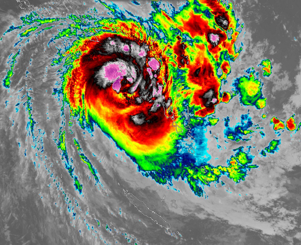 #Cyclone #DONNA is threatening #NewCaledonia. Recent runs of the GFS plow the cyclone into the main island, Grande Terre, in about 60 hr.
