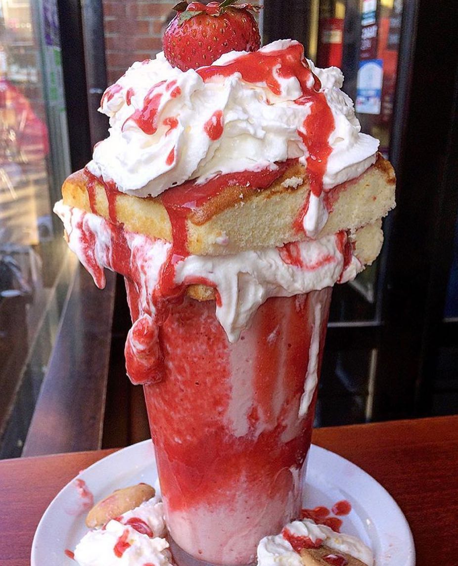 ChooseOne___'s tweet image. Choose one! #Milkshake 🍨