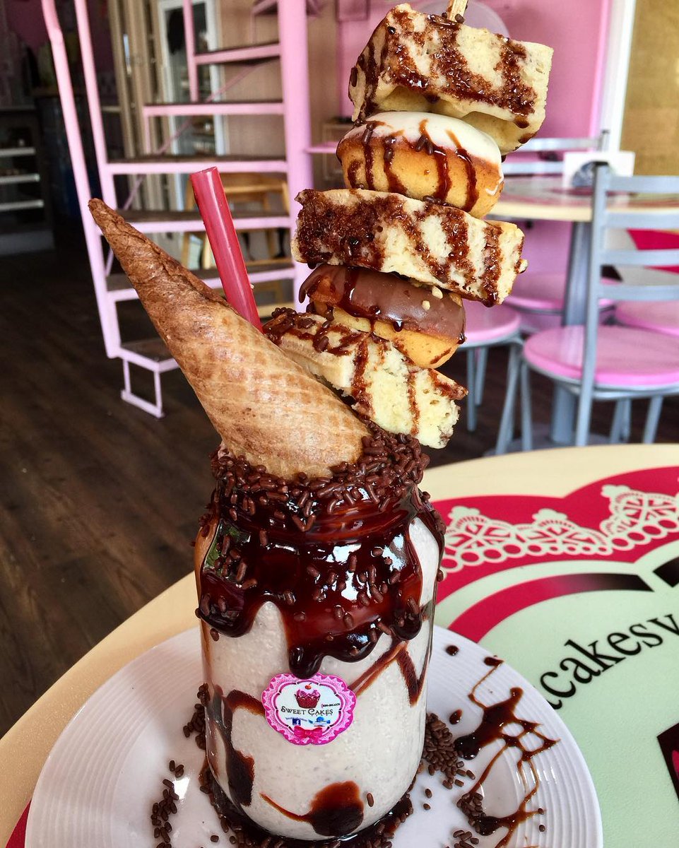 ChooseOne___'s tweet image. Choose one! #Milkshake 🍨