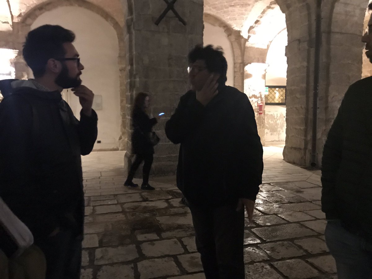 Daniele Ciprì chiacchiera con altri registri nel chiostro. Tra poco la presentazione dei giurati. #marcellino17 #taranto