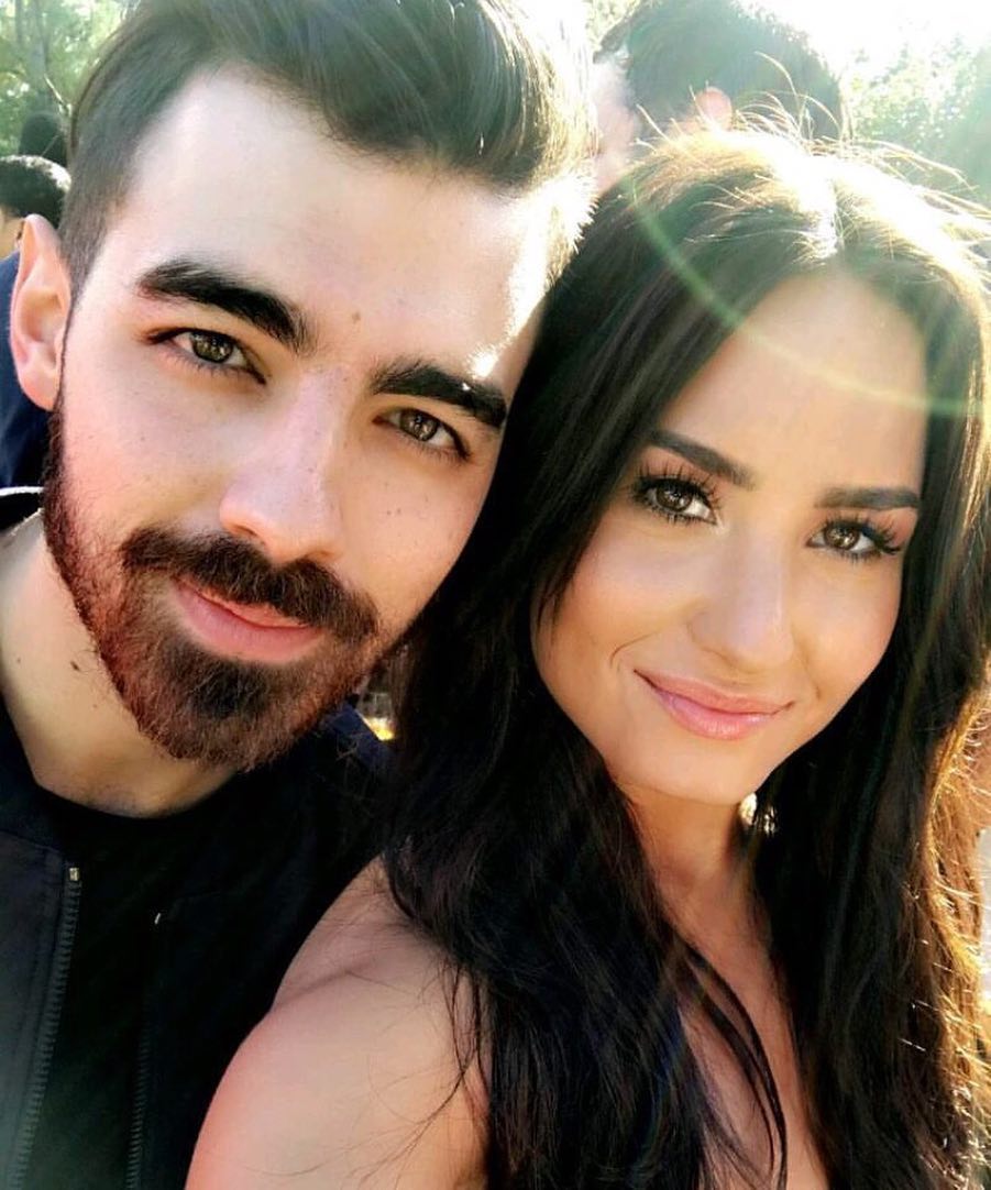 ChooseOne___'s tweet image. Joe Jonas with: Demi Lovato or Nicky Minaj? 🖤
