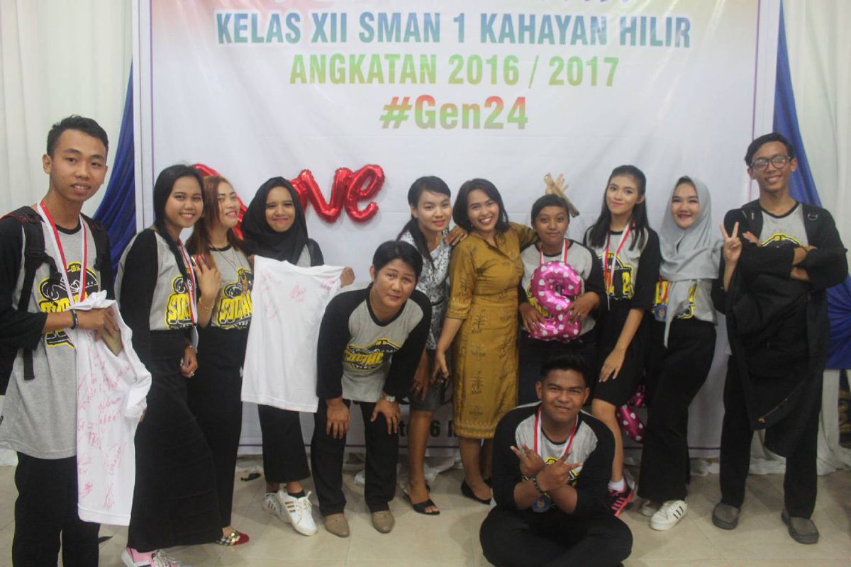 mnrfadillah's tweet photo. See you on top guys 😊 #graduation #GEN24 #smansakahil https://t.co/R8WSL1nKUl