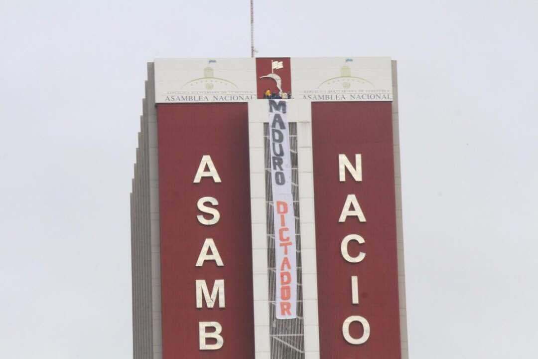 lin1973's tweet photo. Cartel gigante en #Venezuela: "Maduro dictador" https://t.co/w0DKYUCWHb #REC by #CNNEE via @c0nvey https://t.co/eZVWFxHeZ5