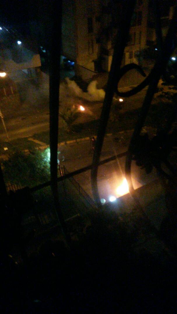 NoticiasIrm's tweet photo. Vecinos de #LosNuevosTeques reportan agresión de la GNB al lanzar bombas lacrimogenas directamente A las ventanas de los apts 8.50 pm #6May https://t.co/HUNekTRzU1