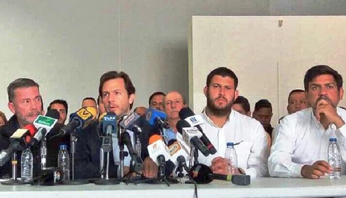 ConElMazoDando's tweet photo. ¡Cara 'e tablas! Alcaldes opositores expresaron que seguirán apoyando guarimbas - https://t.co/wyj8TSP2oH https://t.co/SImkf98hHL