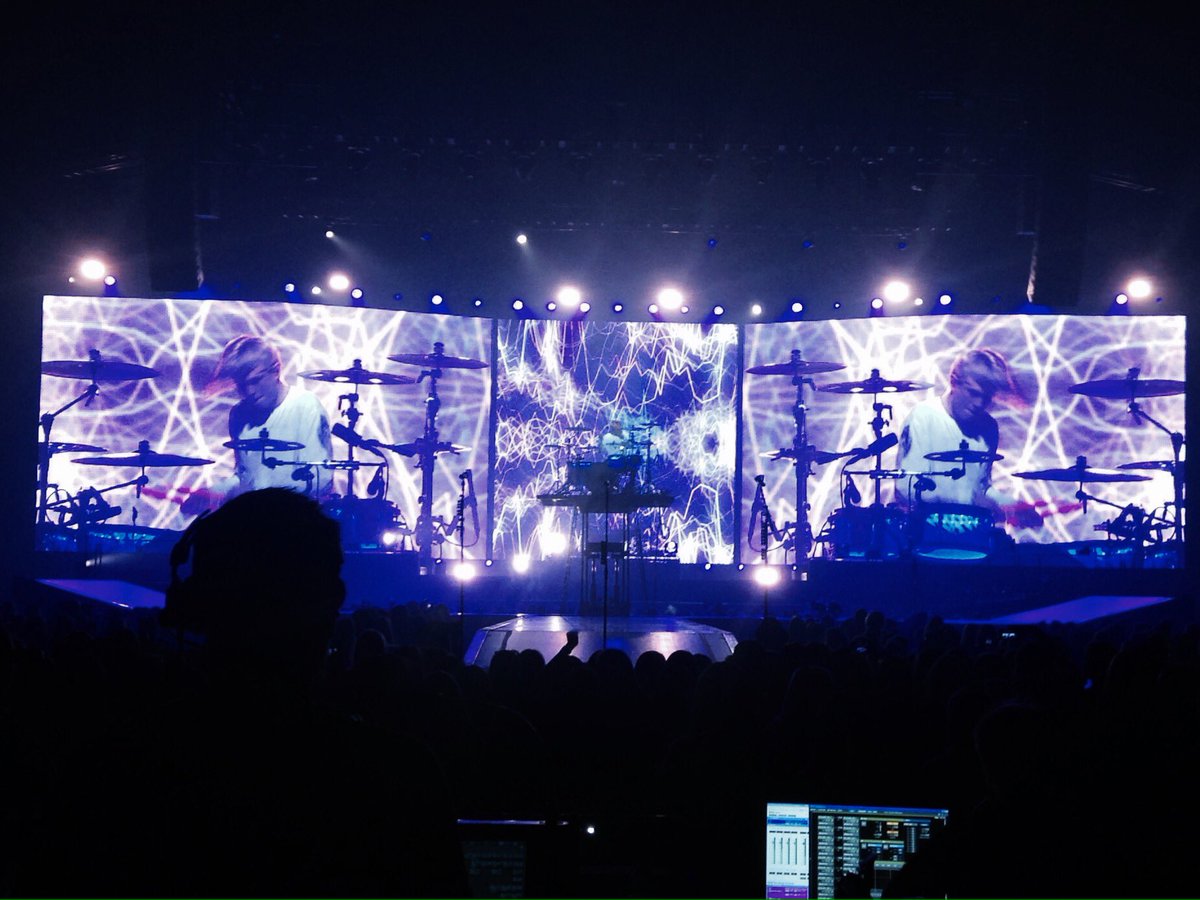 thunderingjacks's tweet photo. VideoDusting The Vamps in Manchester MEN arena https://t.co/x6pNI7Klis