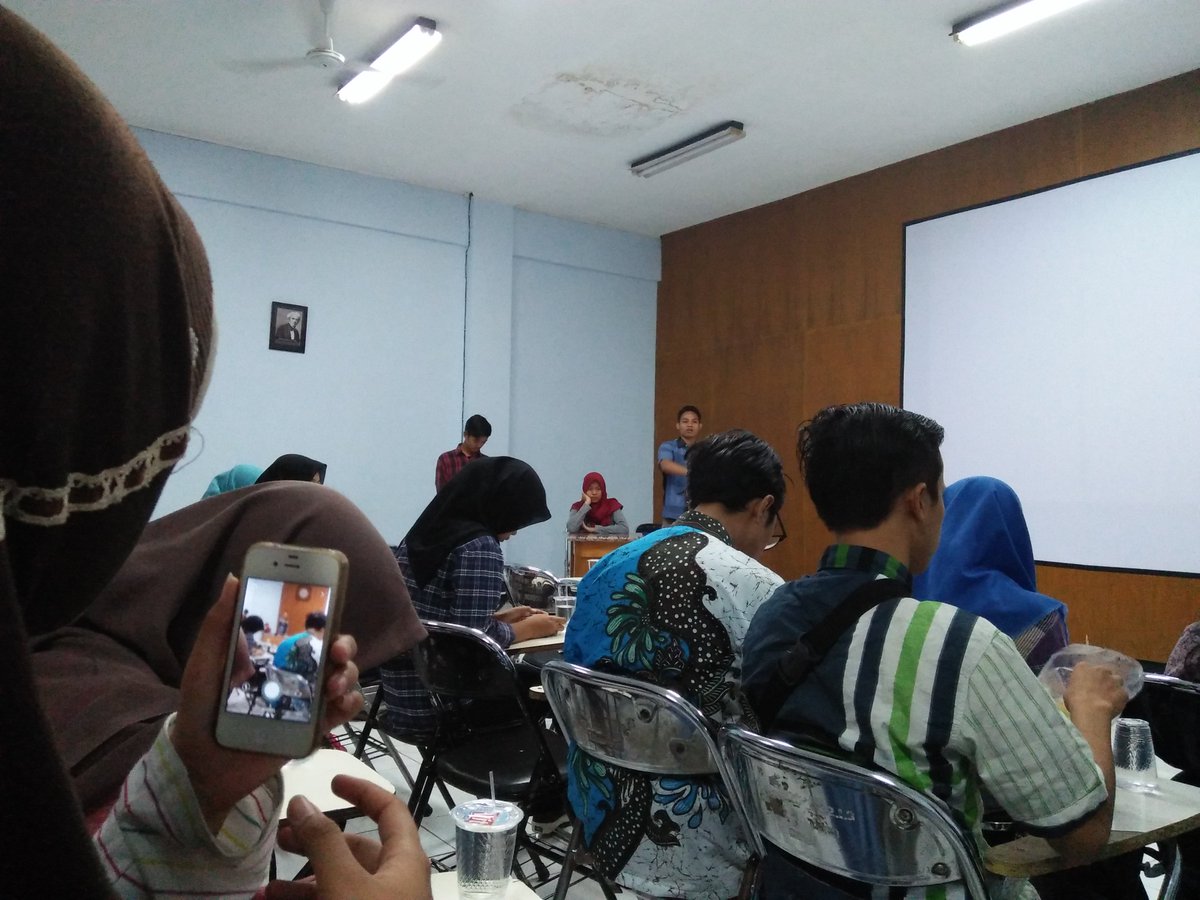 UKMSPORA's tweet photo. Upgrading ruang kepengurusan UKM SPORA 2017. SEMANGAT KAWAN!!! https://t.co/wvn9wvh2mt
