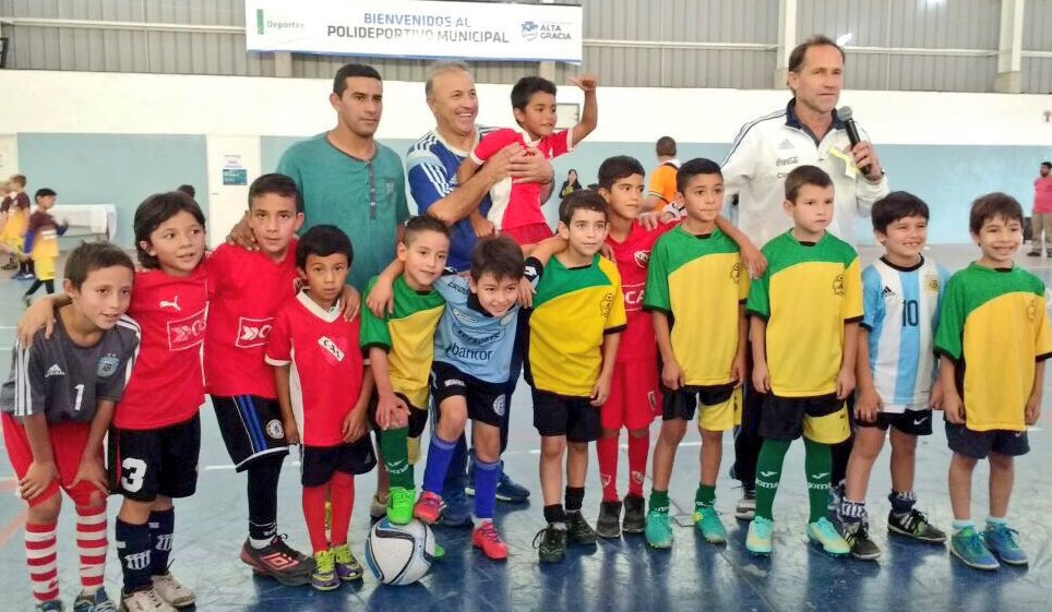 FacuTorresLima's tweet photo. Más de mil chicos participando de la Clínica de fútbol en #AltaGracia junto al Vasco y Caldera #ElDeporteEsPrioridad https://t.co/jMVCgZozvT