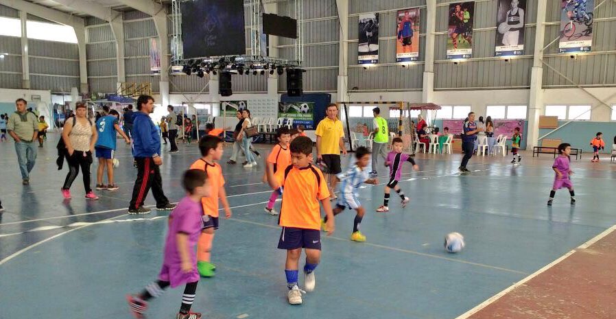 FacuTorresLima's tweet photo. Más de mil chicos participando de la Clínica de fútbol en #AltaGracia junto al Vasco y Caldera #ElDeporteEsPrioridad https://t.co/jMVCgZozvT