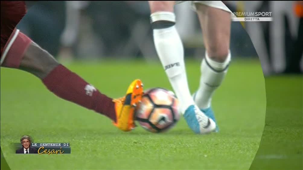 PressMediaset's tweet photo. #serieapremium
#Cesari: "#Aquah prende la palla, poi l'impatto è inevitabile. Scelta errata dell'arbitro, l'espulsione non c'era". #JuveToro https://t.co/ecUIWcOHkr