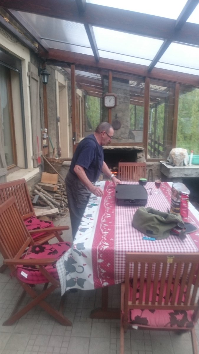Traqueursspirit's tweet photo. Quand mon père prépare la table 😀 https://t.co/sghIaG08ea