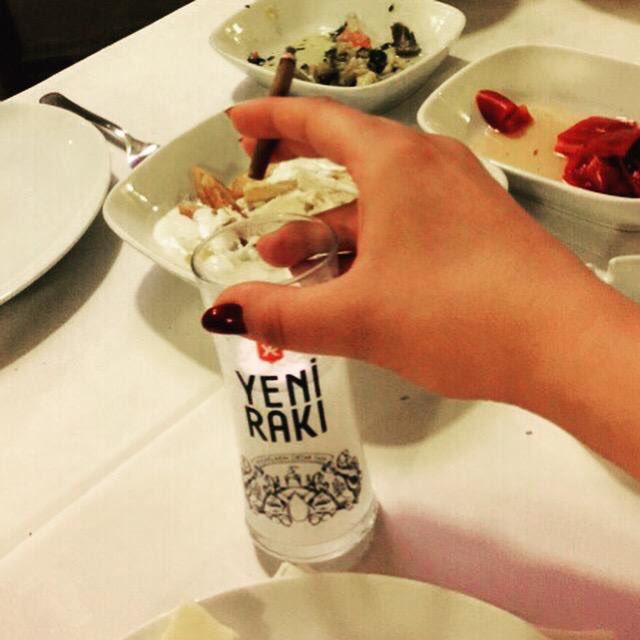 Rakı içince çok gülen ama sevdiği şarkı çalınca gözleri dolan insanları sevin.