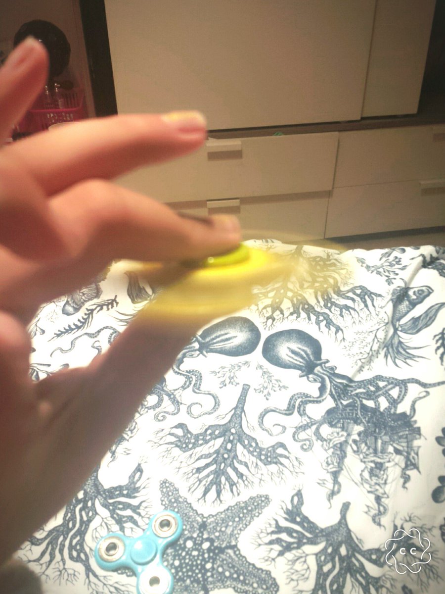 imaan_choudry's tweet image. Yayyyy my fidget spinners. I'm getting the rose gold metal one tom. I'll show u a pic of them tomorrow. 😘😘