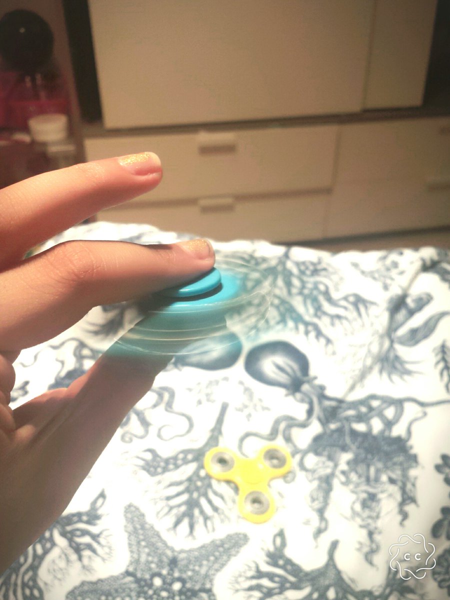 imaan_choudry's tweet image. Yayyyy my fidget spinners. I'm getting the rose gold metal one tom. I'll show u a pic of them tomorrow. 😘😘