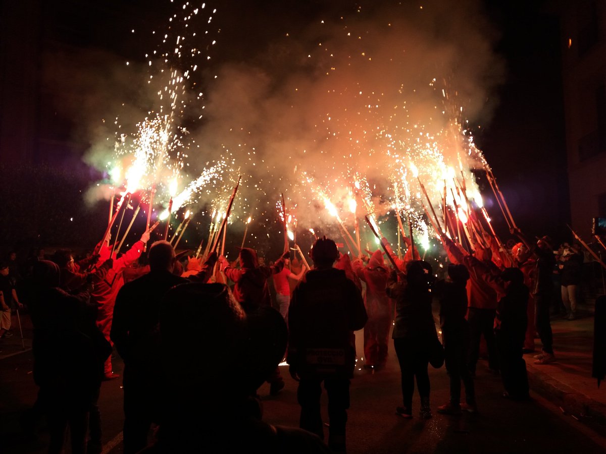 PaquiPeriche's tweet photo. Nit de dimonis a Paterna, Cultura del Foc.#paterna @AytoPaterna @Interpenyes_fip @SagredoMarco @Intercomparsas @JLF_Paterna @ https://t.co/uqkkZXBpwV
