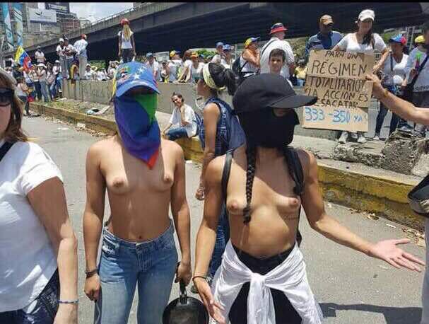 pueblo_hnos's tweet photo. @copipega #MujeresALaCalle "No tenemos escopetas nuestras armas son las tetas" SMS de #vzlanas a los #GNB & #PNB https://t.co/58g518j4lL