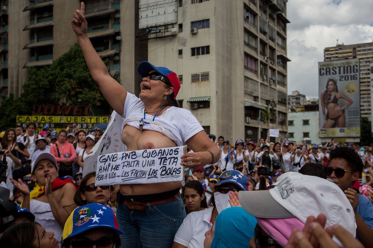 pronoticias24's tweet photo. “A ustedes le faltan las bolas” … El Contundente mensaje de una mujer este #6May a la GNB y PNB https://t.co/5kQGbWlchO https://t.co/t0BUumgckp