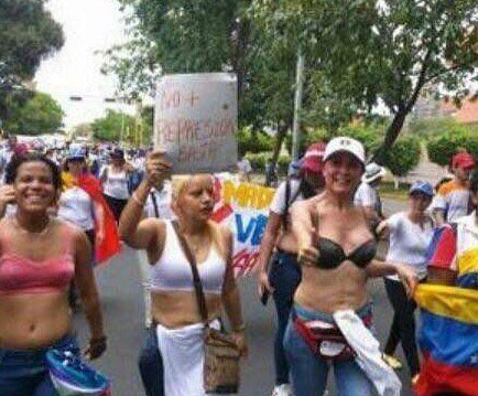 pueblo_hnos's tweet photo. @copipega #MujeresALaCalle "No tenemos escopetas nuestras armas son las tetas" SMS de #vzlanas a los #GNB & #PNB https://t.co/yjqHoCMDz8