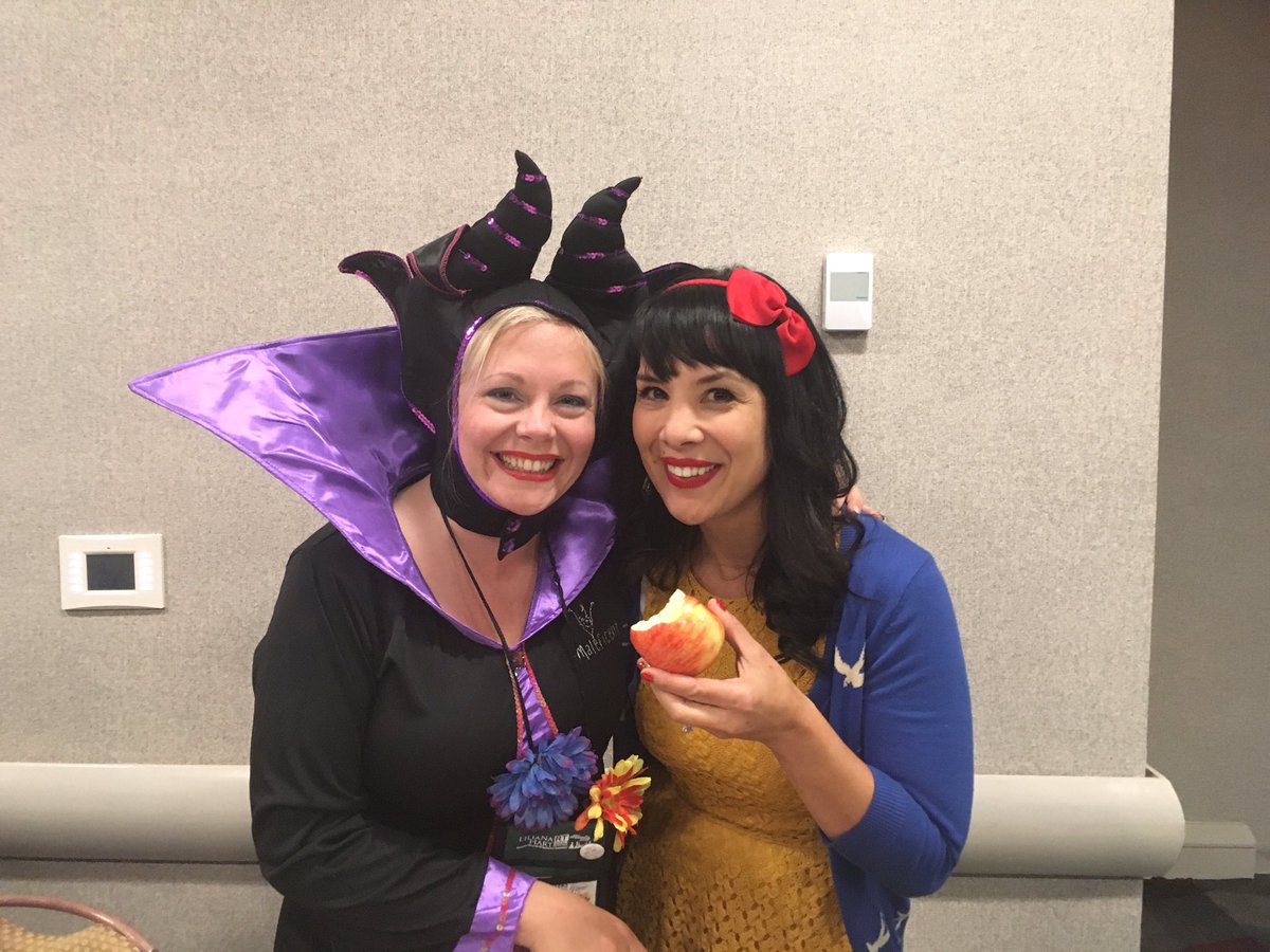 kkperezbooks's tweet photo. Had so much fun on the Cosplay panel with @erinsummerill! Don't we make quite the pair?! #RT17 #rtteenday https://t.co/U1yuDkvOID