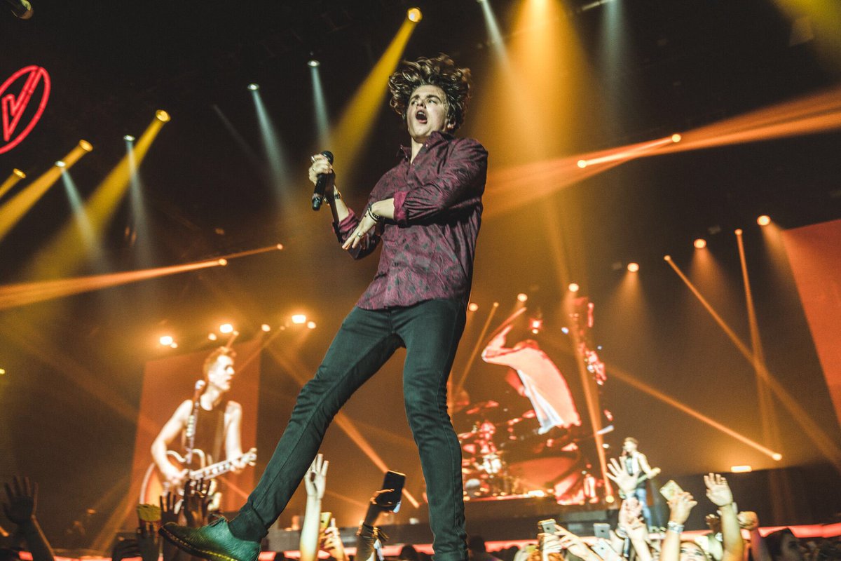 TheVampsband's tweet photo. Manchester ♥️ You were so loud you made Brads face go funny👍#PictureOfTheNight https://t.co/tfdkpe3seZ
