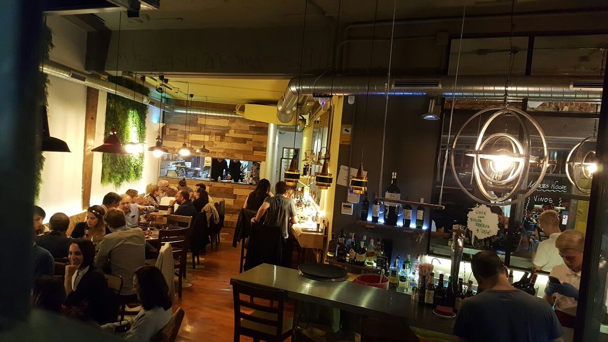 EmberParrilla's tweet photo. Gran ambiente de sabado noche. ¿apetece un buen gintonic? Estamos abiertos hasta la 1:00h para ofrecerte un rato relajante y cómodo. 🍾🍷🍸🍹 https://t.co/ozx0f58D3g