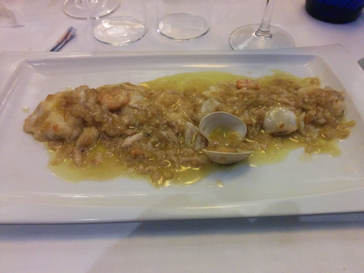 MegaDazZ's tweet photo. mammamia ..... cocochas en el #Antillon ...cena con los cebollas... encantado es poco 😉😉😉 https://t.co/WtusLLlrxF