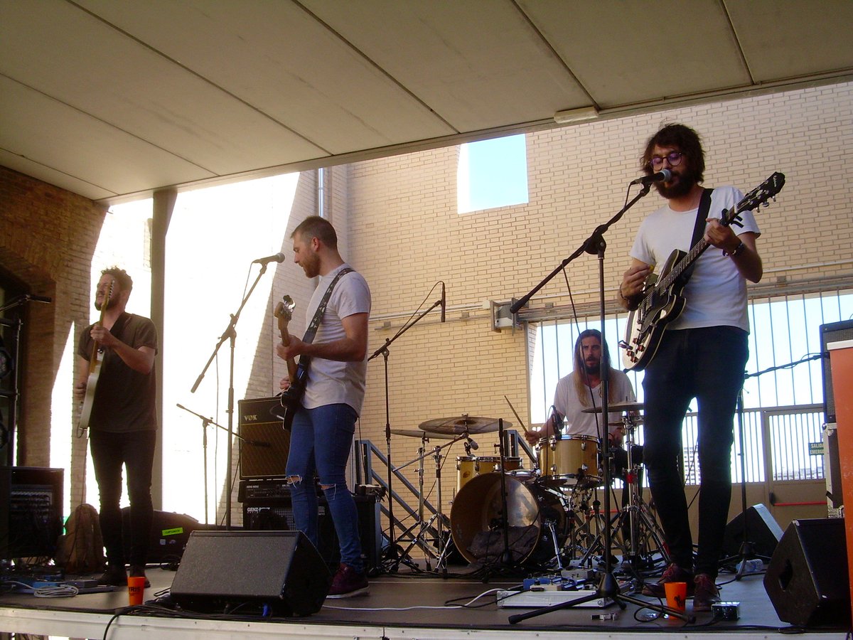 SlippyDj's tweet photo. Pop rock vitaminado el que hemos disfrutado de @somEmperador esta tarde en el @festivalvesos #VESOS2017 https://t.co/xRuUpZ9kCV