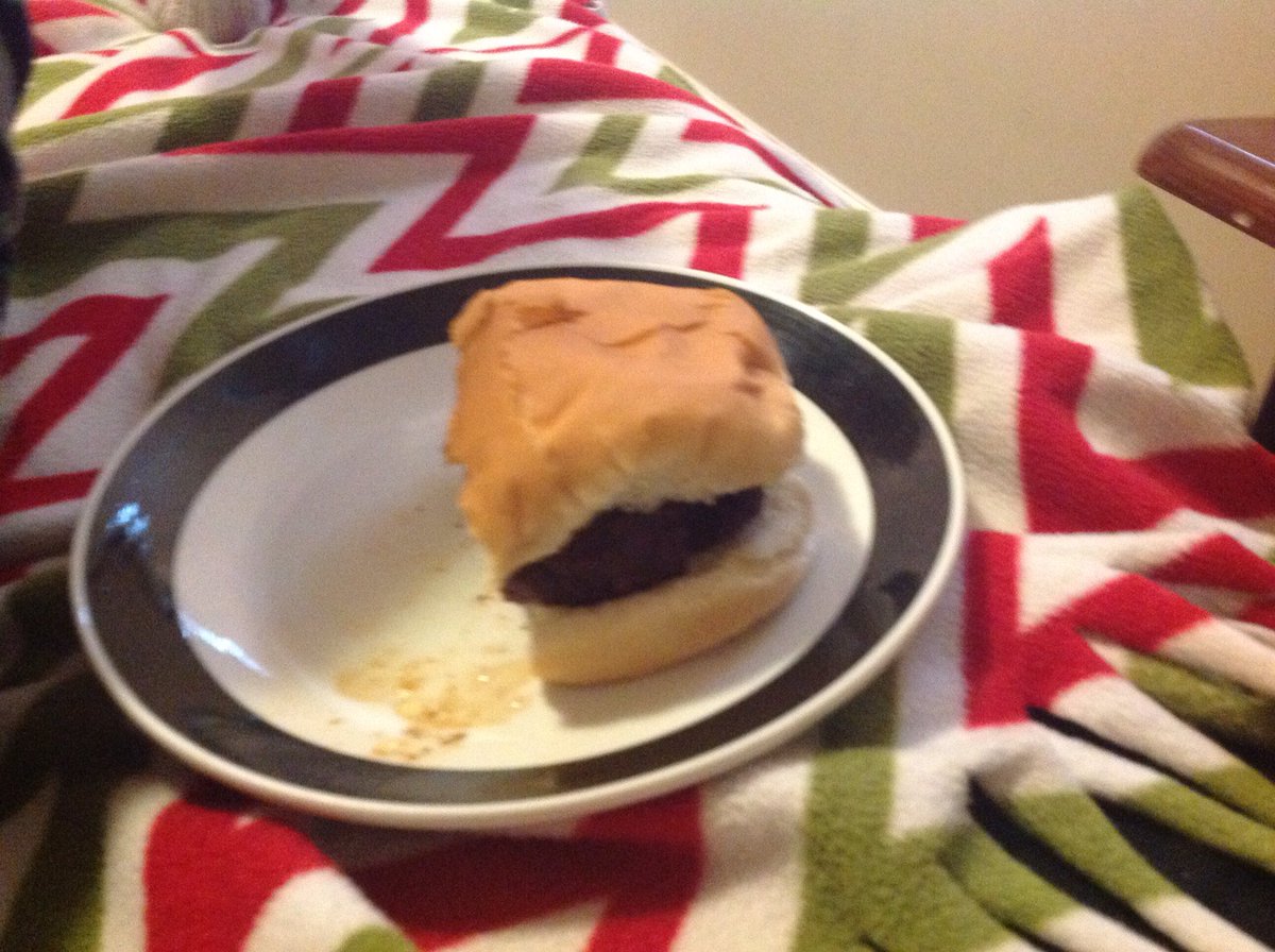 codkiller69CK's tweet photo. Eating a burger! https://t.co/xl9fuOcqxJ