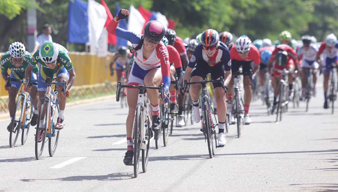 COCH_cl's tweet photo. PAOLA MUÑOZ HACE HISTORIA: Primera Mujer Chilena en ganar medalla de oro en Panamericano de Ciclismo Ruta. Felicitaciones!!!! https://t.co/6TYxbdayJ3