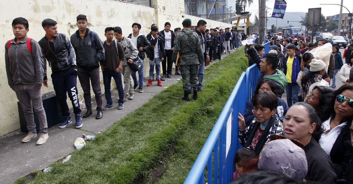 elcomerciocom's tweet photo. Más de 1 200 aspirantes acudieron al acuartelamiento en El Pintado, sur de #Quito » https://t.co/RjEtkrLkKN https://t.co/kSys9Sv5K0
