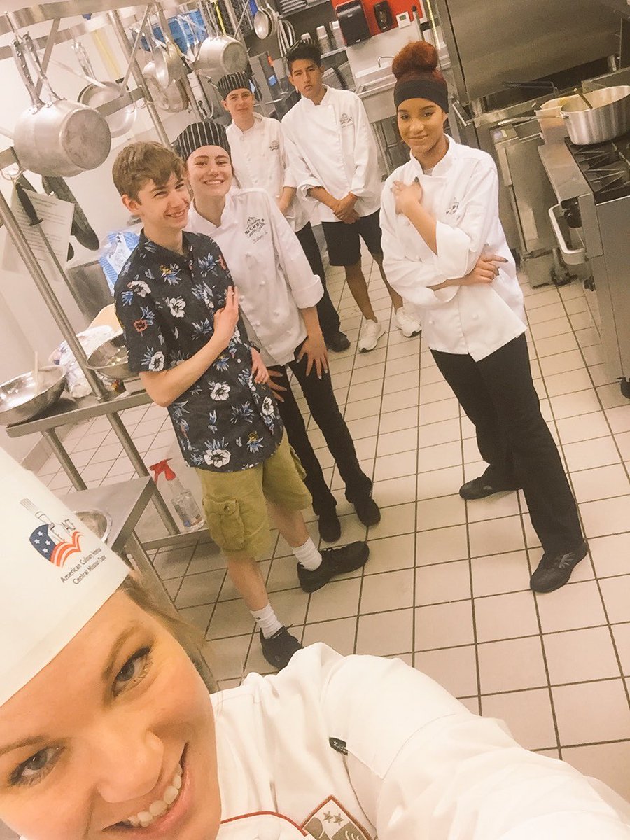 NCCCulinaryArts's tweet photo. Culinary students catering prom #jayprom2017 #michaeltocool @JCPSTWEETS @NCC40 @EmiliSmit https://t.co/7t3gIzdXgS
