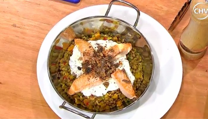 CHVCocina's tweet photo. Así puedes preparar unas tradicionales lentejas con yogurt y salmón - #CocinerosChilenos ► https://t.co/63tMzBY7Hw https://t.co/2xj5Dth2qV