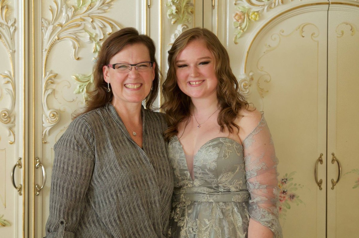 ROBO SQUAD HITS UP PROM!!! 🤖💃🕺 Thanks to our amazing mentor <a href="/TenaciousJane/">Noelle Foster</a> for taking these sweet pics 😘📸