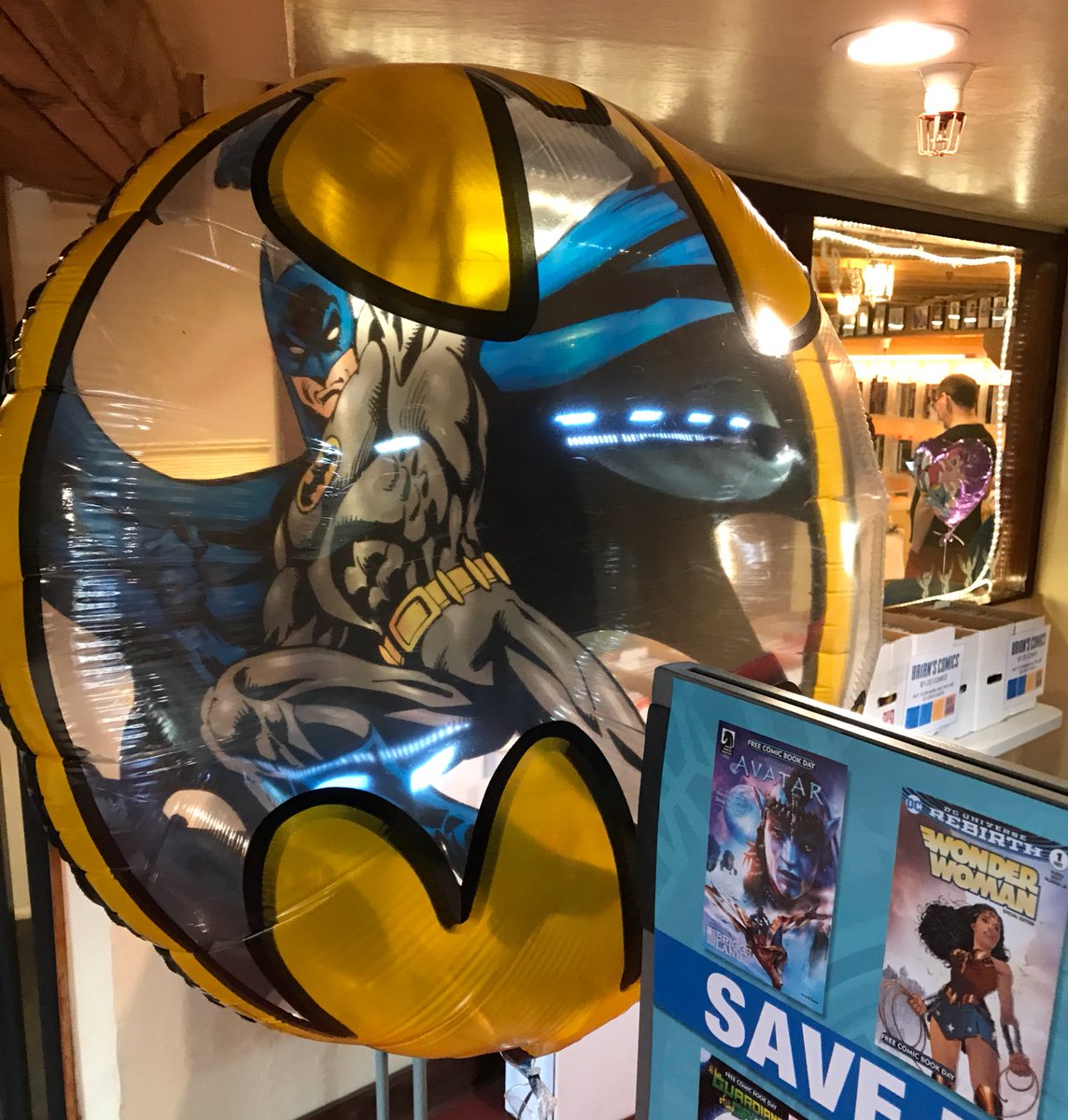 brianscomics's tweet photo. Free Comic Book Day is still going strong! And our Batman balloon is hanging in too!!! #DCFCBD https://t.co/9F9iUEgYM6