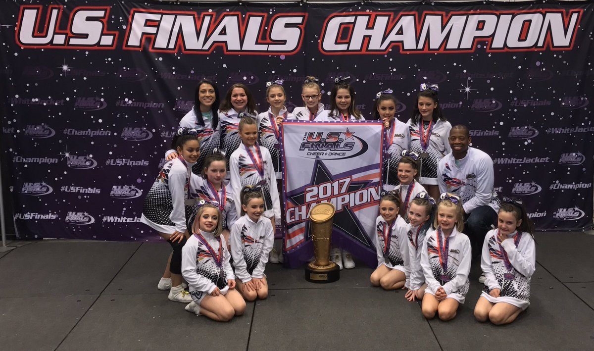 _spiritzone's tweet photo. 💛🏅🏆🥇#whitejackets https://t.co/KhVLmG9eXw