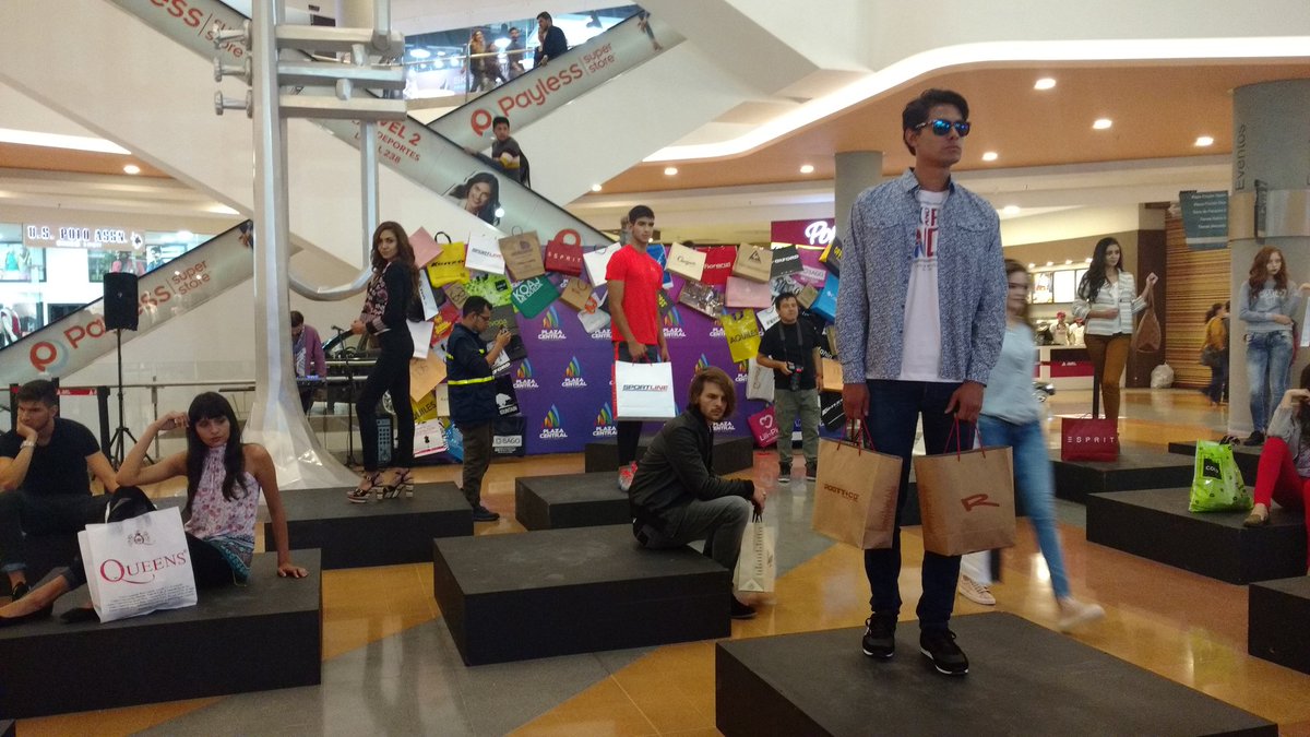 plazacentralccb's tweet photo. Esta tarde, la moda se tomó los pasillos de #PlazaCentral al mejor estilo de #StockModels #vivelamodaatumanera https://t.co/xf3uU3KAqN