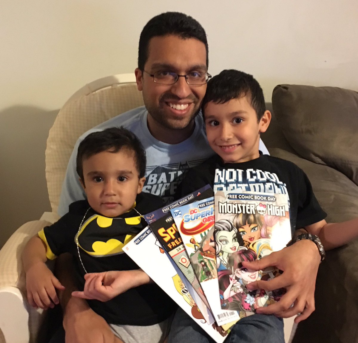 ElSalsero85's tweet photo. Another successful #freecomicbookday in the books!! Love sharing this day with my boys!! #DCFCBD @kreany https://t.co/N0vpSCUZm3