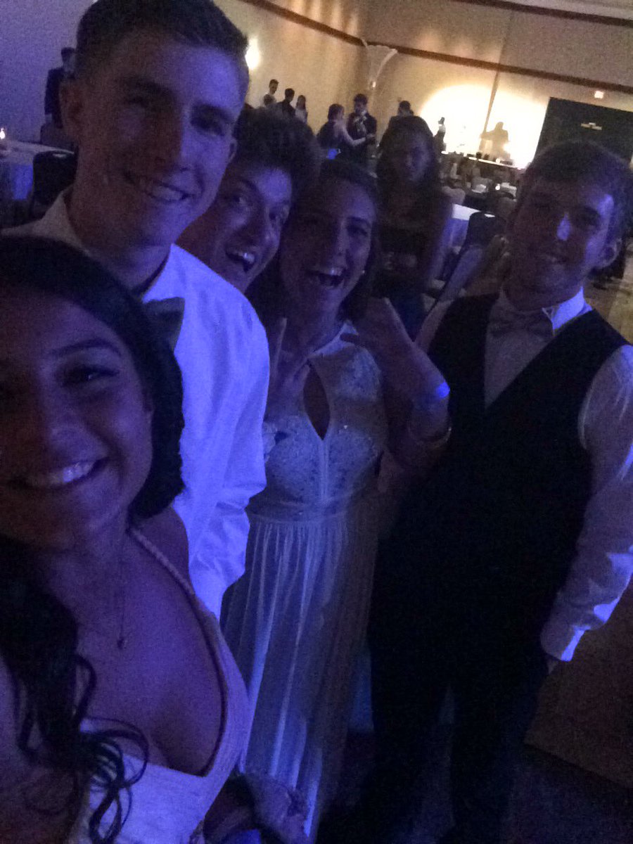 jlacy0724's tweet photo. #HuskyProm https://t.co/32yAuXH9gq