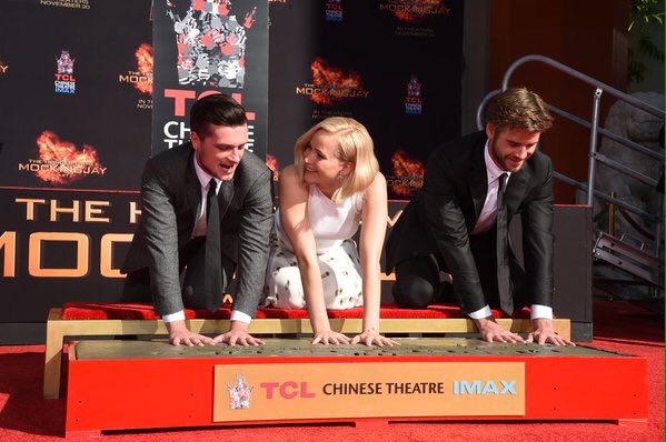 jrhutchersonbr's tweet photo. Em 2015, Josh, Jennifer Lawrence e Liam Hemsworth deixaram essa eterna marca de Jogos Vorazes. https://t.co/8zYx8PJRiW
