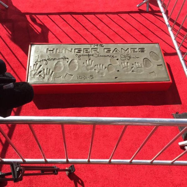 jrhutchersonbr's tweet photo. Em 2015, Josh, Jennifer Lawrence e Liam Hemsworth deixaram essa eterna marca de Jogos Vorazes. https://t.co/8zYx8PJRiW